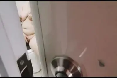 Brondong Ngintip Tante Rhini Ketahuan Malah Dientot Ganas