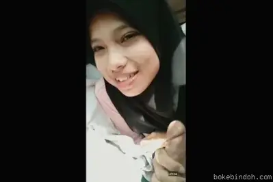 Jilbab Hitam Nyepong Kontol di Mobil Sampe Crot