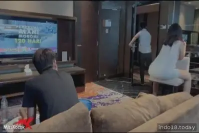 Main diam-diam sama sahabat suami pas suami nggak di rumah